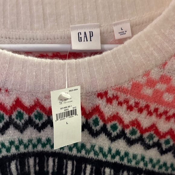 GAP Women's Cream and Red Christmas Holiday Patterned Sweater - Picture 2 of 3